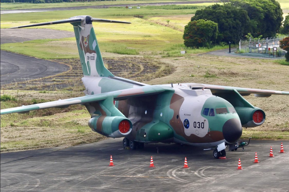 0w2pmY8c6oJ292i's tweet image. 3月にラストフライトで浜松基地へ飛来し北エプロンに駐機されていたC-1 030号機が今朝、エアパークエプロンへ移動されました。
まだ公開との事では無いとの事でしたがガラス越しに撮影可能です。
4枚目はラストフライトの時のもの
#エアーパーク
#C-1