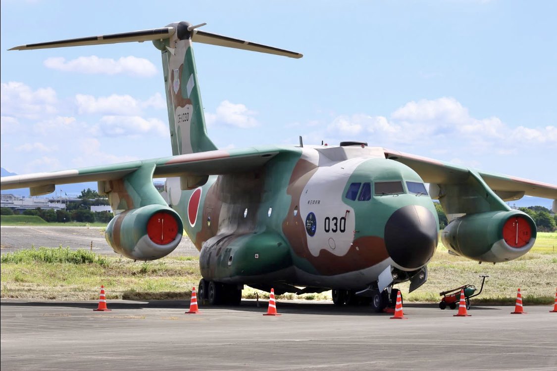 0w2pmY8c6oJ292i's tweet image. 3月にラストフライトで浜松基地へ飛来し北エプロンに駐機されていたC-1 030号機が今朝、エアパークエプロンへ移動されました。
まだ公開との事では無いとの事でしたがガラス越しに撮影可能です。
4枚目はラストフライトの時のもの
#エアーパーク
#C-1