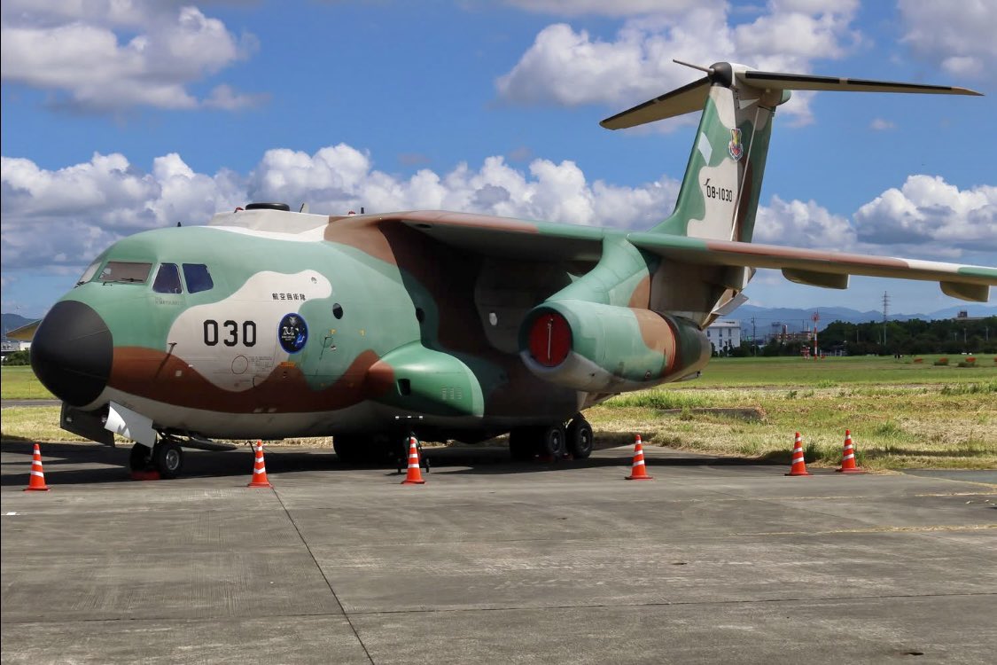 0w2pmY8c6oJ292i's tweet image. 3月にラストフライトで浜松基地へ飛来し北エプロンに駐機されていたC-1 030号機が今朝、エアパークエプロンへ移動されました。
まだ公開との事では無いとの事でしたがガラス越しに撮影可能です。
4枚目はラストフライトの時のもの
#エアーパーク
#C-1