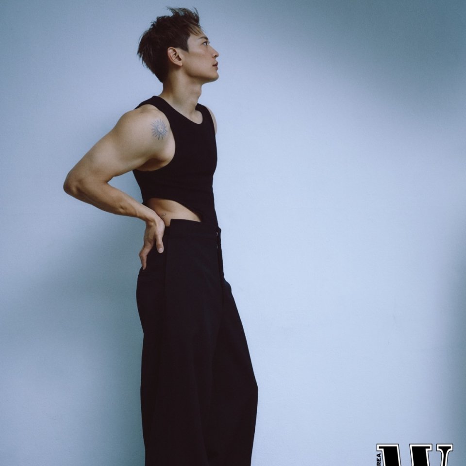 최민호, 성난 근육 무슨 일? 와일드 '테토남' 매력 [화보] 
#SHINee #샤이니 #민호 #MINHO #최민호 #ChoiMinho 
#테토남 #스포티룩 #스타일링 #화보 #Wkorea #iMBC연예 

최민호는 바디라인이 돋보이는 스포티한 룩부터 담백한 스타일링까지 다채로운 콘셉트의 착장을 완벽하게 소화한 것은 물론,