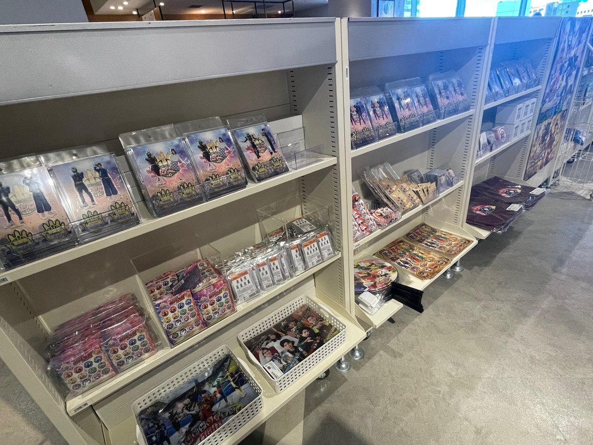 hmvbooks_hakata's tweet image. #ナンバーワン戦隊ゴジュウジャー
POP UPショップ本日より開催🎉

開催記念グッズ他多数取り揃えております！
グッズ売り場にはスタンディパネル
６体を展示中です！

購入特典ミニステッカープレゼントや
映画連動施策もございます🙌

詳しくはこちら
hmv.co.jp/news/article/2…

#ゴジュウジャー