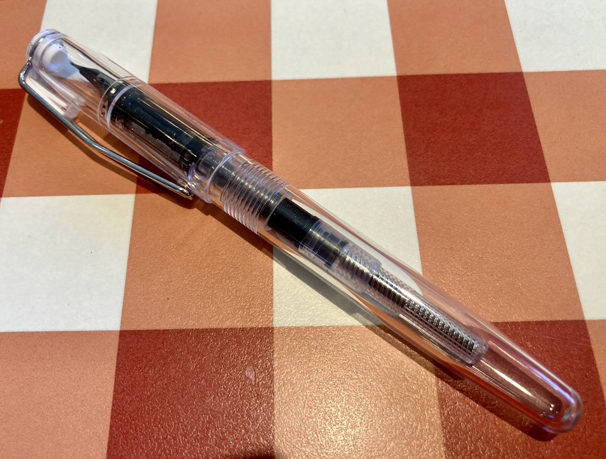 Aki_s009's tweet image. キャンドゥ、100円万年筆が驚くほど良い。ボディはクリアープラでスケルトン。インクはコンバーター吸上げ式。インクも何色かあり100円で売ってる。ペン先はスタンダード、太字がありスタンダードが実用的。書き味は結構ヌルッとインクが乗り100円なら十分なでき。コンバーター仕様の万年筆の入門に!