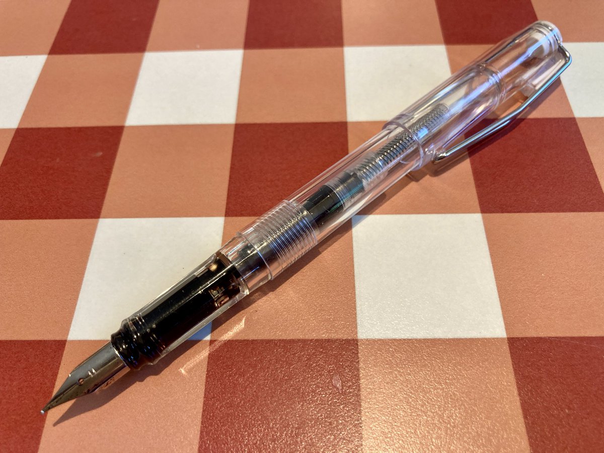 Aki_s009's tweet image. キャンドゥ、100円万年筆が驚くほど良い。ボディはクリアープラでスケルトン。インクはコンバーター吸上げ式。インクも何色かあり100円で売ってる。ペン先はスタンダード、太字がありスタンダードが実用的。書き味は結構ヌルッとインクが乗り100円なら十分なでき。コンバーター仕様の万年筆の入門に!