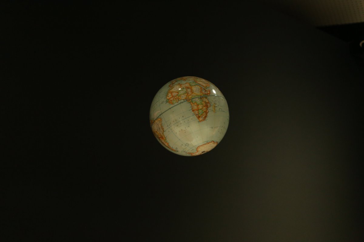 생방송 스튜디오와 히브리어와 옴과 지구