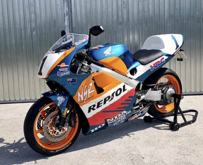 This 1998 Honda VFR800 Fi has been transformed into a Mick Doohan replica that’s appeared in Spain and is said to be road legal. visordown.com/news/1998-hond…