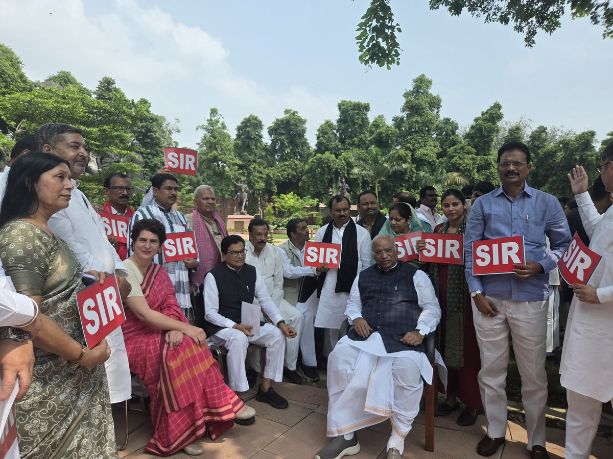 RajeevRai's tweet image. आज सदन में वोट चोरी के नए तरीक़े SIR के खिलाफ धरना प्रदर्शन में 
#SIR @yadavakhilesh @samajwadiparty