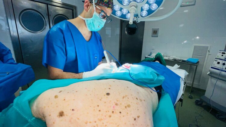 HUVMacarena's tweet image. 🏥🔬Una investigación, liderada por el Servicio de @derma_huvm y publicada en ‘The Oncologist’, @OncJournal, demuestra la eficacia de la cirugía ganglionar conservadora en pacientes con #melanomametastásico
El trabajo de Investigación se ha desarrollado en colaboración con…