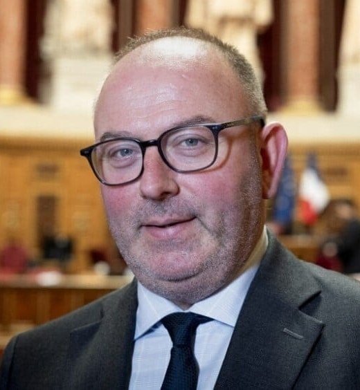 GerardL50's tweet image. Le BON, la BRUTE et le TRUAND.
La BRUTE = Duplomb, il sort une loi pour "faciliter la vie des agriculteurs". La 🌎, les GENS et les ANIMAUX > Circulez !
Le TRUAND = A. Rousseau, l'imposteur qui OSE affirmer que l'élevage intensif n'existe pas en 🇨🇵
Alors le BON ? On le…