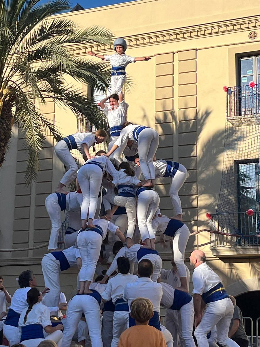 ✨ Aquest cap de setmana, us recomanem 3 esdeveniments de la #FestaMajor de #VNG!

📍 Avui divendres, hissada de la senyera. 
💛  Dissabte, jornada castellera a la Rambla. 
💙  I diumenge, la diada dels falcons!

😎 No us ho perdeu!

🔖 Programa detallat a vilanovaturisme.cat