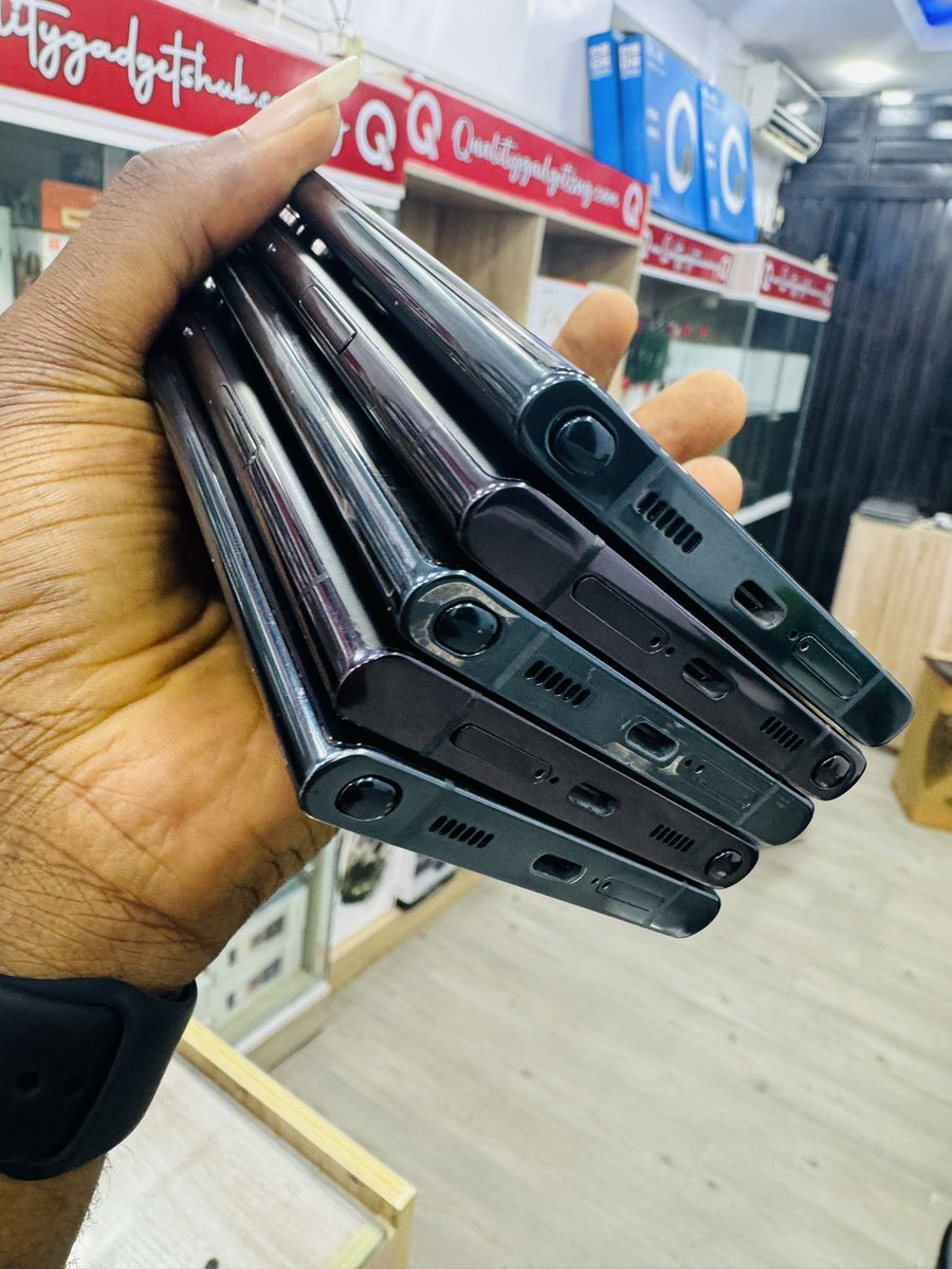 QualityGadgets_'s tweet image. Premium Used Samsung Galaxy S22 Ultra 

12gb RAM | Physical + e-Sim | 5G 

128gb N560,000 | 256gb ₦620,000 

🛒 Send a DM or 

📞 08169698791 | 💬 08076460107