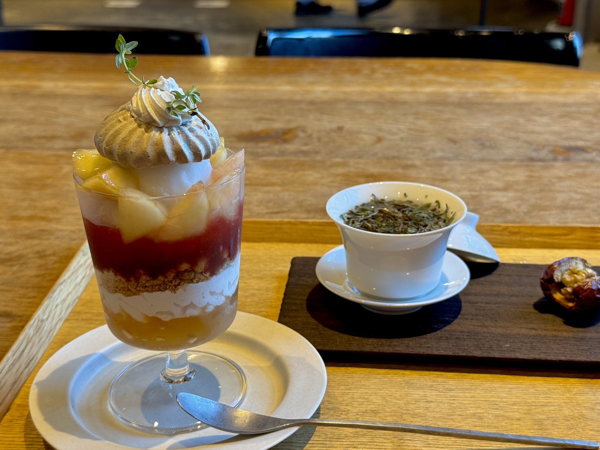 HoseRain's tweet photo. 7月24日
#今日のおやつ
#新木場 #CASICA
#桃と茉莉花茶のパフェ
ジャスミンでマリネした桃、ライチシャーベット
お茶は #白茶白牡丹
東京ゲートブリッジと沖縄から来た貨物船と
夜は #大森町 #たぐい食堂 にて
ありがたい定食
#日々のお八つとお茶と https://t.co/csgYMUuHWl