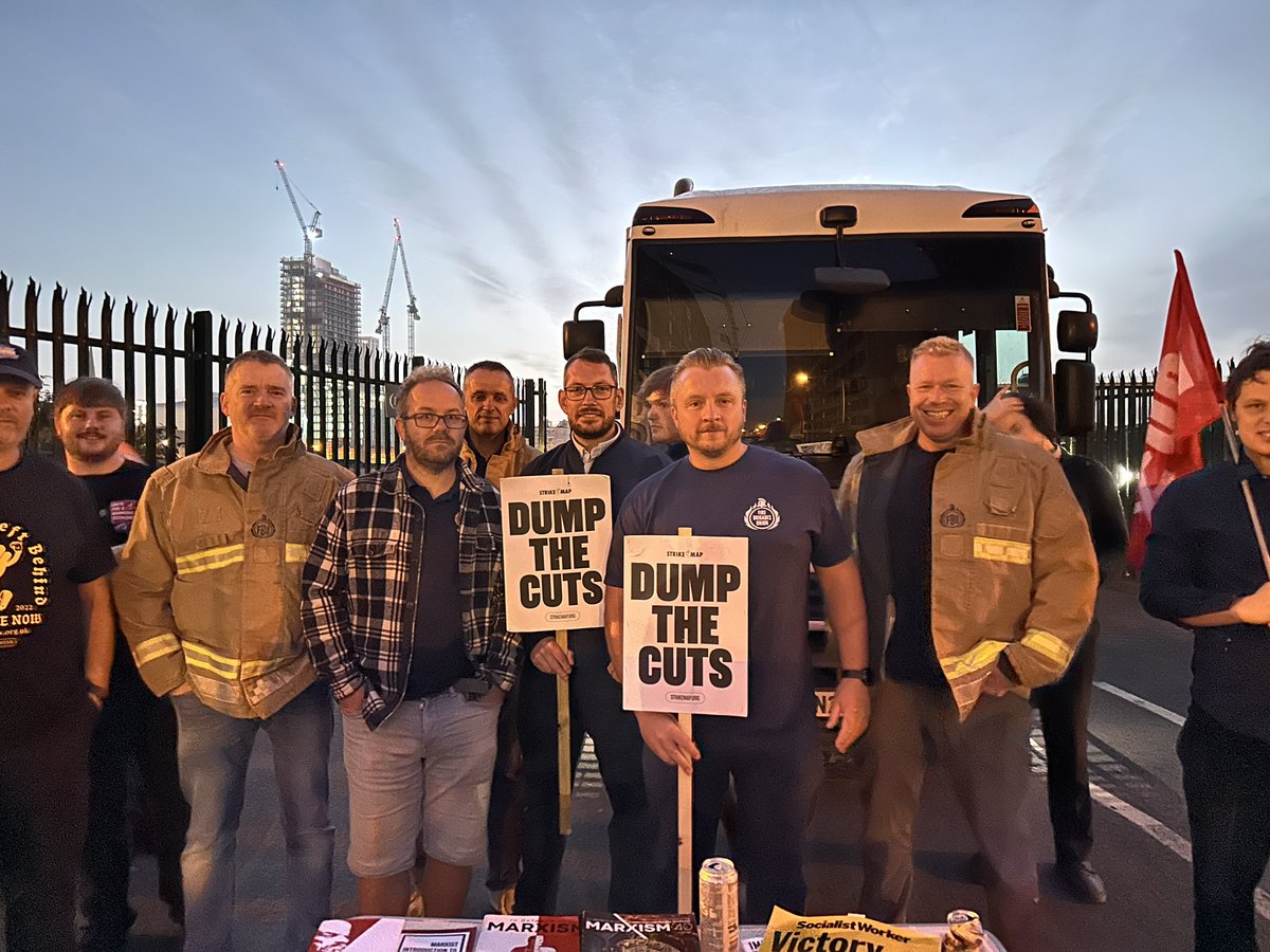 AdamT9372's tweet image. 🚨 Pay Cuts? Absolute Rubbish. 🚨
Proud to stand with Birmingham bin workers alongside @FBUEastMidlands firefighters.
No one should face a pay cut. No worker, ever!!
💪 Solidarity with the strikers — they deserve better. #SupportTheStrike #NoToPayCuts #BirminghamBinWorkers