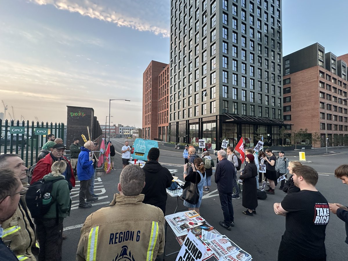 AdamT9372's tweet image. 🚨 Pay Cuts? Absolute Rubbish. 🚨
Proud to stand with Birmingham bin workers alongside @FBUEastMidlands firefighters.
No one should face a pay cut. No worker, ever!!
💪 Solidarity with the strikers — they deserve better. #SupportTheStrike #NoToPayCuts #BirminghamBinWorkers