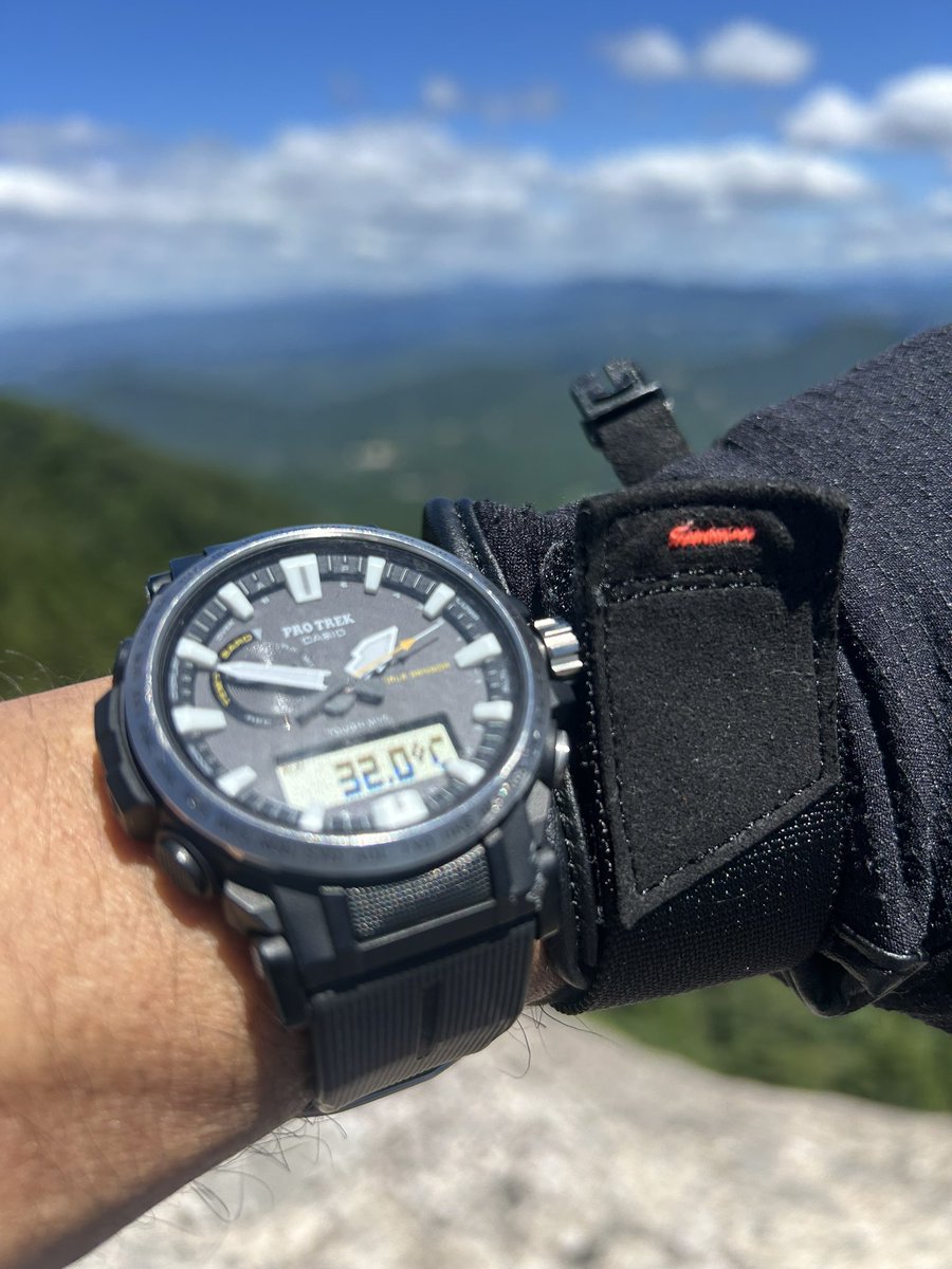 終わってから近場宝満山へ⛰️
絶景眺めながら冷やし中華
山頂で涼しい風に吹かれながら昼飯堪能した😊
お供はプロトレック⌚︎