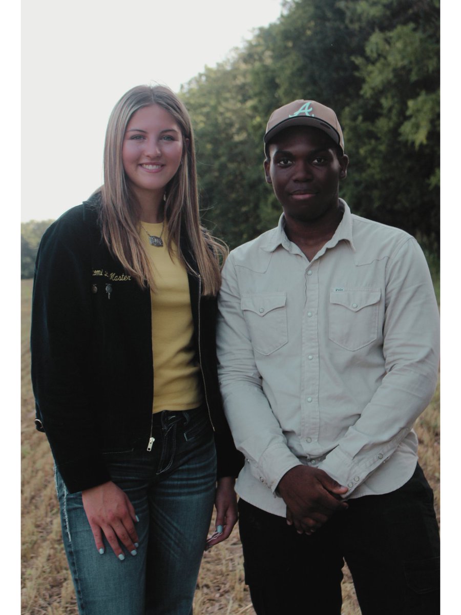 ChristenKuikoua's tweet photo. Just us, the field, and a goat with a whole lot of personality 🐐🌾
.
.
FAIR APPROACHING SOON...
.
.
📷By Chris Studio
📰by Clamour Magazine
.
.
#lovethefarm #farmlife #wildbutbeautiful
#itschristenkuikoua #farmhouse #ffa #springmills #homestead #fendt #horse #food #cows https://t.co/1d3AQPGN6D