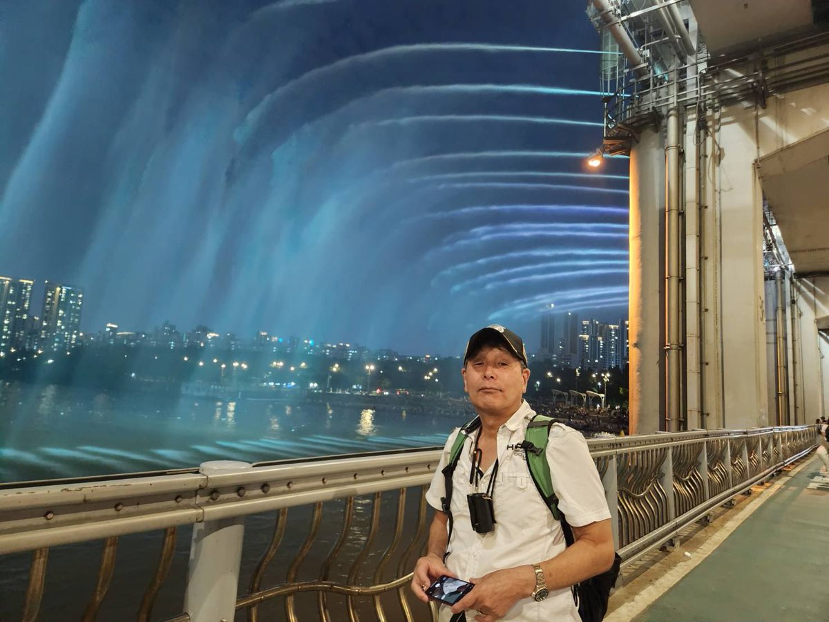 shinzihiramatsu's tweet image. 昨日は昼過ぎまでDMZ(非武装地帯)にいて、夕方から夜は漢江(ハンガン)に架かる橋の噴水ショーを見ながらインスタントラーメンをすすったよん❣️韓国の若者の間ではこのスタイルが流行ってるんだって❣️(何が流行るかわかんね〜)という訳で美人のガイドさんと一緒でした❣️(笑)