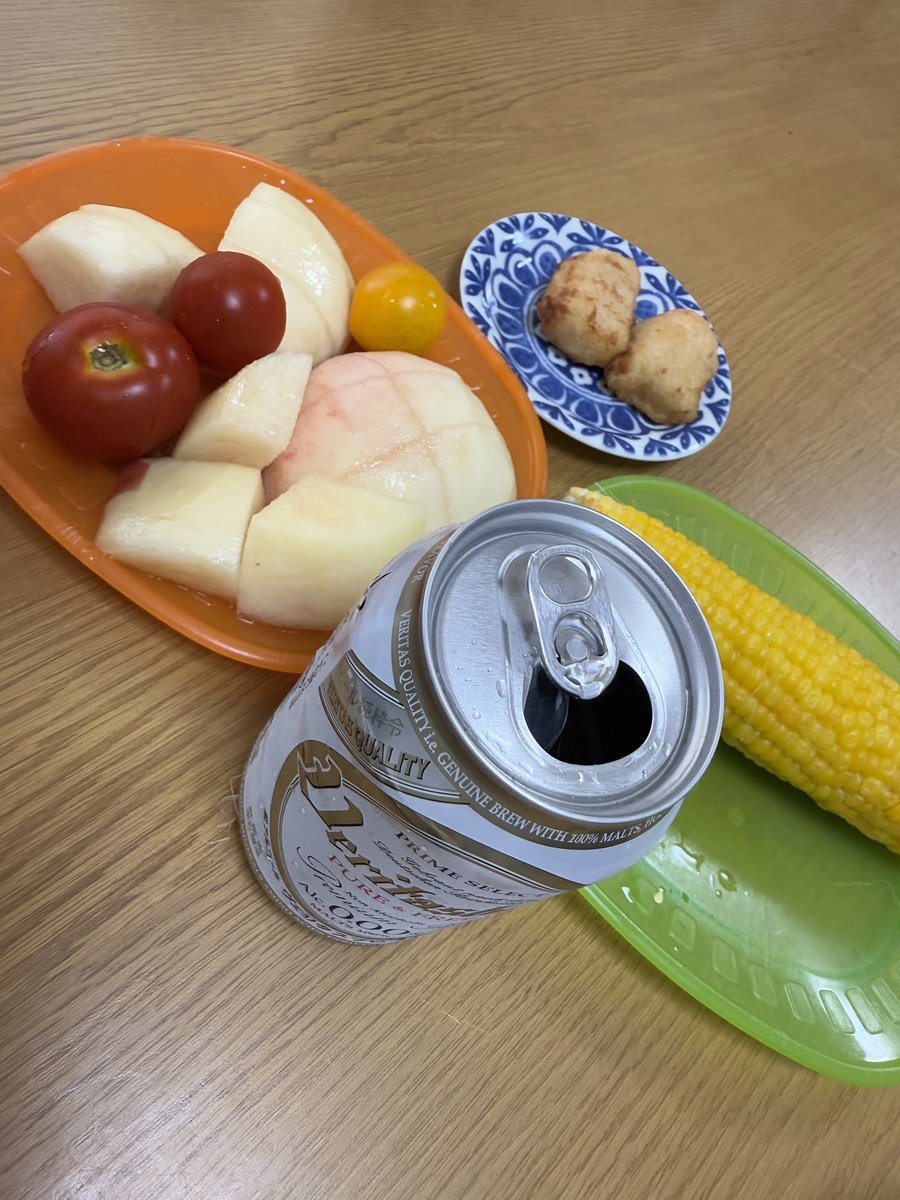 manamikiyota's tweet image. 山梨からたくさんの桃ととうもろこしとトマトが来たのでお昼はそれ食べましたw
タンパク質にむねから足して、ノンアルビール！
バランスは…悪くないのか？w