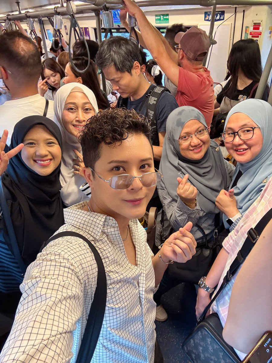 Happy ye jumpa Malaysians dekat negara lain. When the train door opened these sisters were like “EH CEDDY!” Tunggu apa lagi? Borak lah sampai stesen masing masing hahahahaha