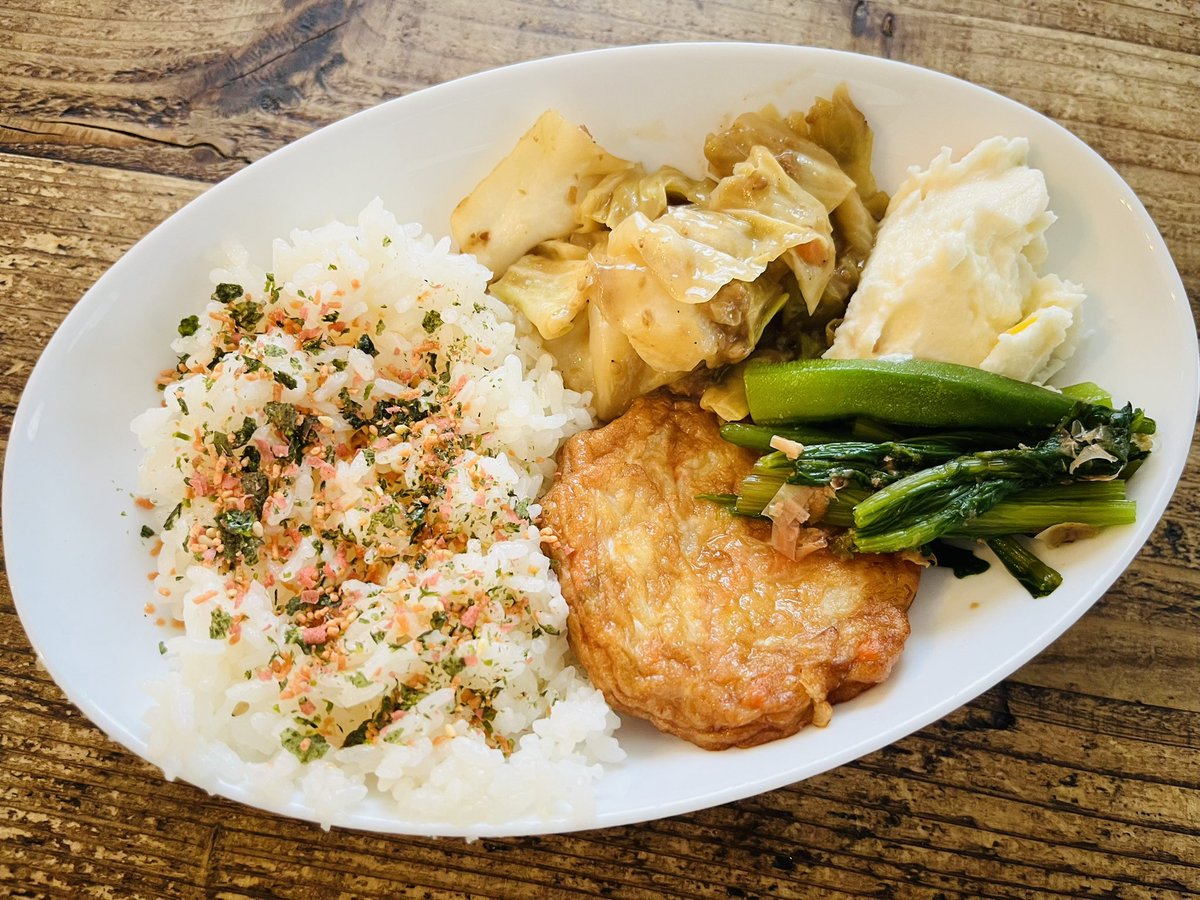 上の子の昼ご飯。私はもうちょっと計算をして、その後パスポートをとりに行かなければいけない。