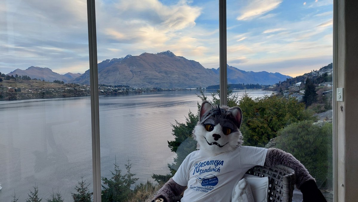 room with a view!
📸 <a href="/OneRooDown/">Hops n Barks 🇨🇦🇳🇿</a> 
#FursuitFriday