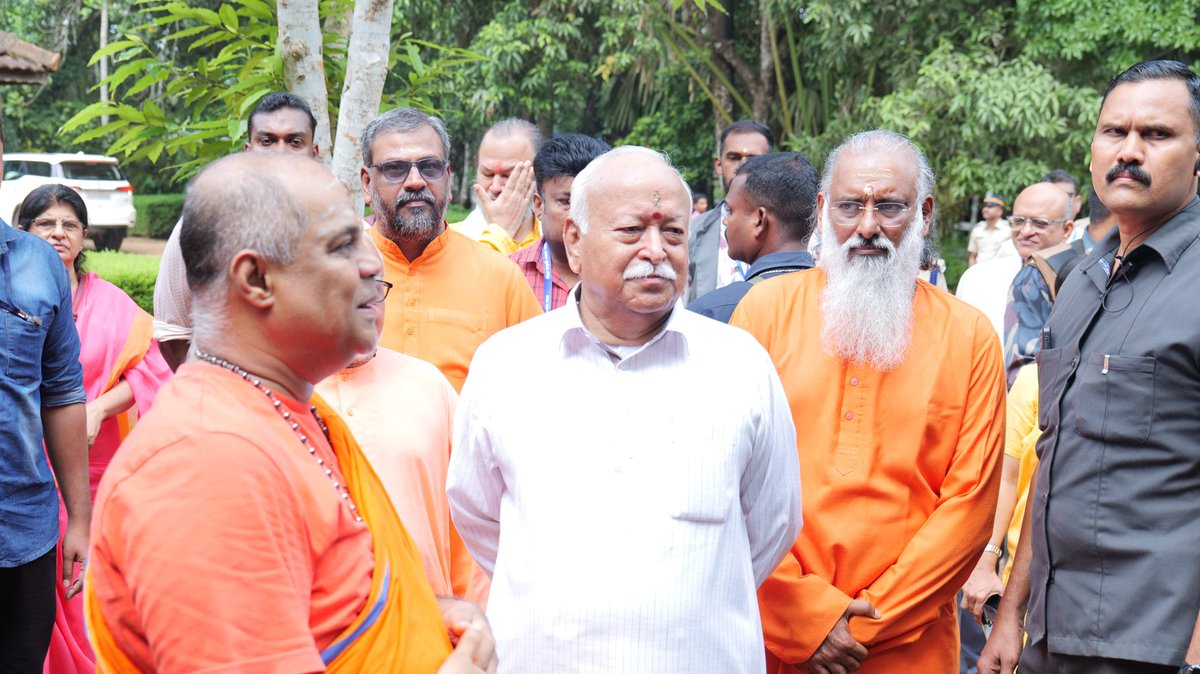 vskkerala's tweet photo. പിറവം ആദി ശങ്കരനിലയത്തിൽ ആർഎസ്എസ് സർസംഘചാലക് ഡോ. മോഹൻ ഭാഗവത് എത്തിയപ്പോൾ. ചിന്മയ ഫൗണ്ടേഷൻ ആചാര്യൻ സ്വാമി ശാരദാനന്ദ, ചിന്മയ മിഷൻ കേരള സംയോജകൻ സ്വാമി വിവിക്താനന്ദ, ചിന്മയ മിഷൻ നോയിഡ ആചാര്യൻ സ്വാമി ചിദ് രൂപാനന്ദ എന്നിവർ സമീപം

#MohanBhagwat #RSSorg #rss #DrMohanBhagwat #kerala https://t.co/WnzL2NHsL1