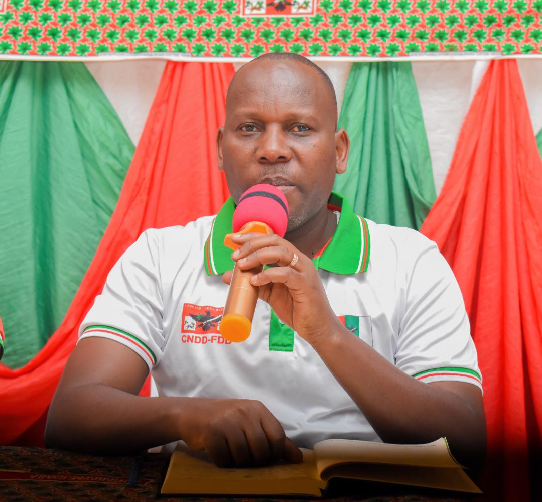 #Burundi
Umunyananga wa <a href="/CnddFddBuhumuza/">CNDD FDD Buhumuza</a> #GérardBarutwanayo arifurije amahirwe abaraye bizigiwe ngo barongore ibiro vy'inama mpanuzwajambo zama komine be n'abasitanteri .Baze babe abasuku beza, kandi #Imana ize ibashoboze gutunganiriza ababatumye aribo benegihugu.
<a href="/CnddFdd/">CNDD-FDD</a>