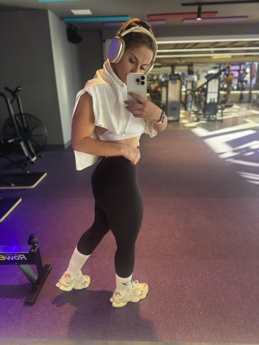 JanaCryptoQueen's tweet image. GM 🫡

Some people don’t get why we post Gym pics. Ofc some just want to show off.

But for me I do it show what it means to show up, every single day.

To honor the attention, the trust, and the love I get from my community.

To make sure I deserve the stage I stand on.