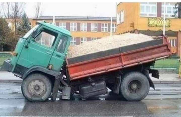 HUMUORn's tweet image. When someone touches your neck with cold hands😩