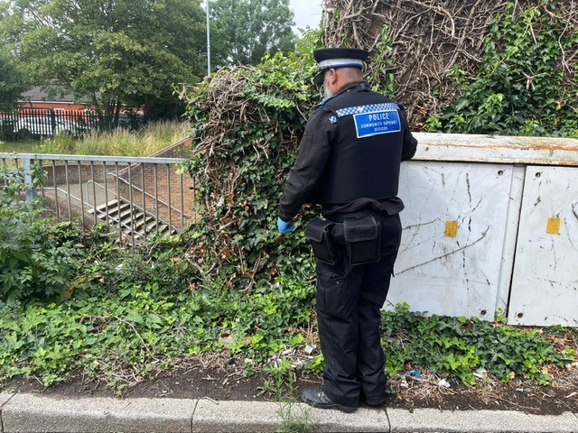 MPSClementswood's tweet image. @MPSClementswood @MPSLoxford @MPSIlfordTown @RedbridgeLive @MPSRedbridge PCSO 7002EA ALEEM and PCSO 7069EA BUGG completed weapon sweep on Philpot Path Ilford- spoke to residents who informed us of issues of drinkers and times of people congregating.