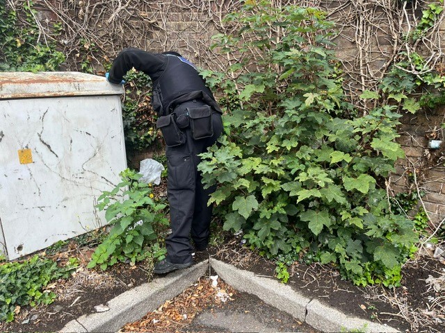 MPSClementswood's tweet image. @MPSClementswood @MPSLoxford @MPSIlfordTown @RedbridgeLive @MPSRedbridge PCSO 7002EA ALEEM and PCSO 7069EA BUGG completed weapon sweep on Philpot Path Ilford- spoke to residents who informed us of issues of drinkers and times of people congregating.