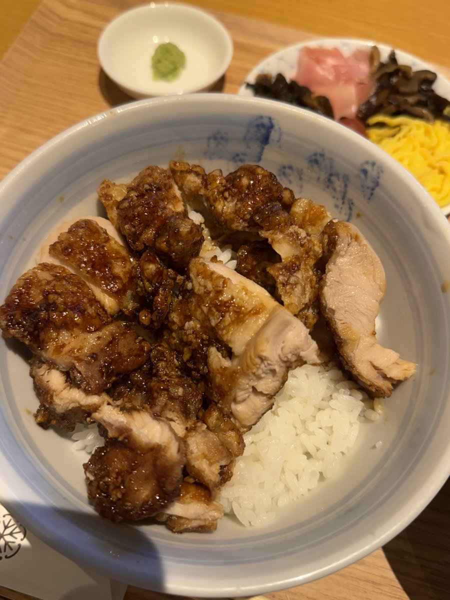 tongton_a's tweet image. 너무 더워서 원래 가려던 규카츠집 포기하고 그냥 보이는데 들어옴 메뉴판을 잘봐야함 대충 보고 히츠마부시 써있어서 주문했는데 히츠마부시 스타일 치킨이래ㅋㅋㅋ 오늘 나 아방 미쳤음ㅋㅋㅋㅋㅋㅋ
