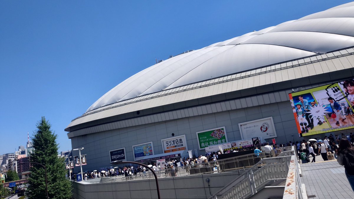 雲ひとつない青空です。
遮るものが全く無いので
直射日光が凄いです。
熱中症対策は万全に。