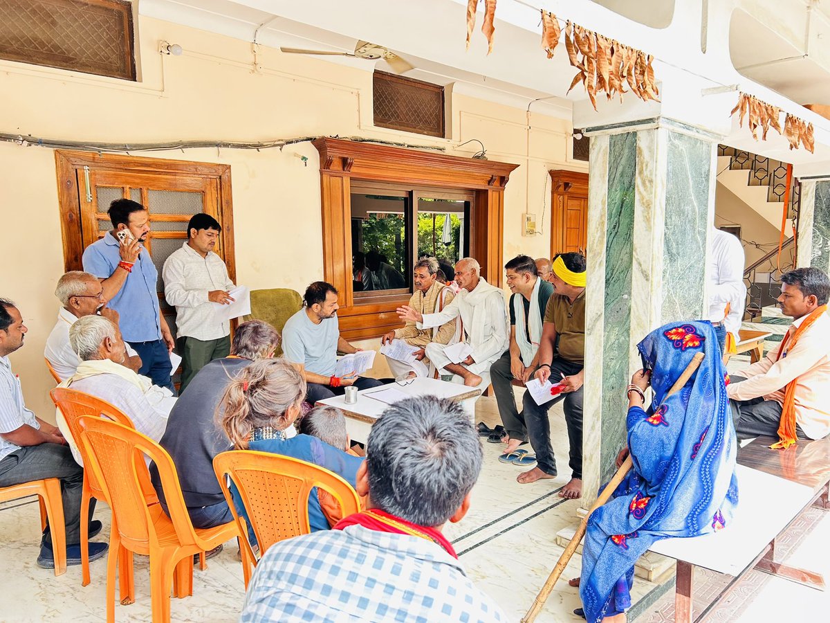 जनसेवा ही हमारा कर्तव्य और संकल्प है 🙏🌺

  जनता दर्शन के क्रम में आज प्रातः खुरहंड रेलवे स्टेशन आवास पर आए देवतुल्य जनता जनार्दन की समस्याओं को सुना और उनके त्वरित समाधान हेतु संबंधित अधिकारियों व विभागों को आवश्यक निर्देश दिया।
