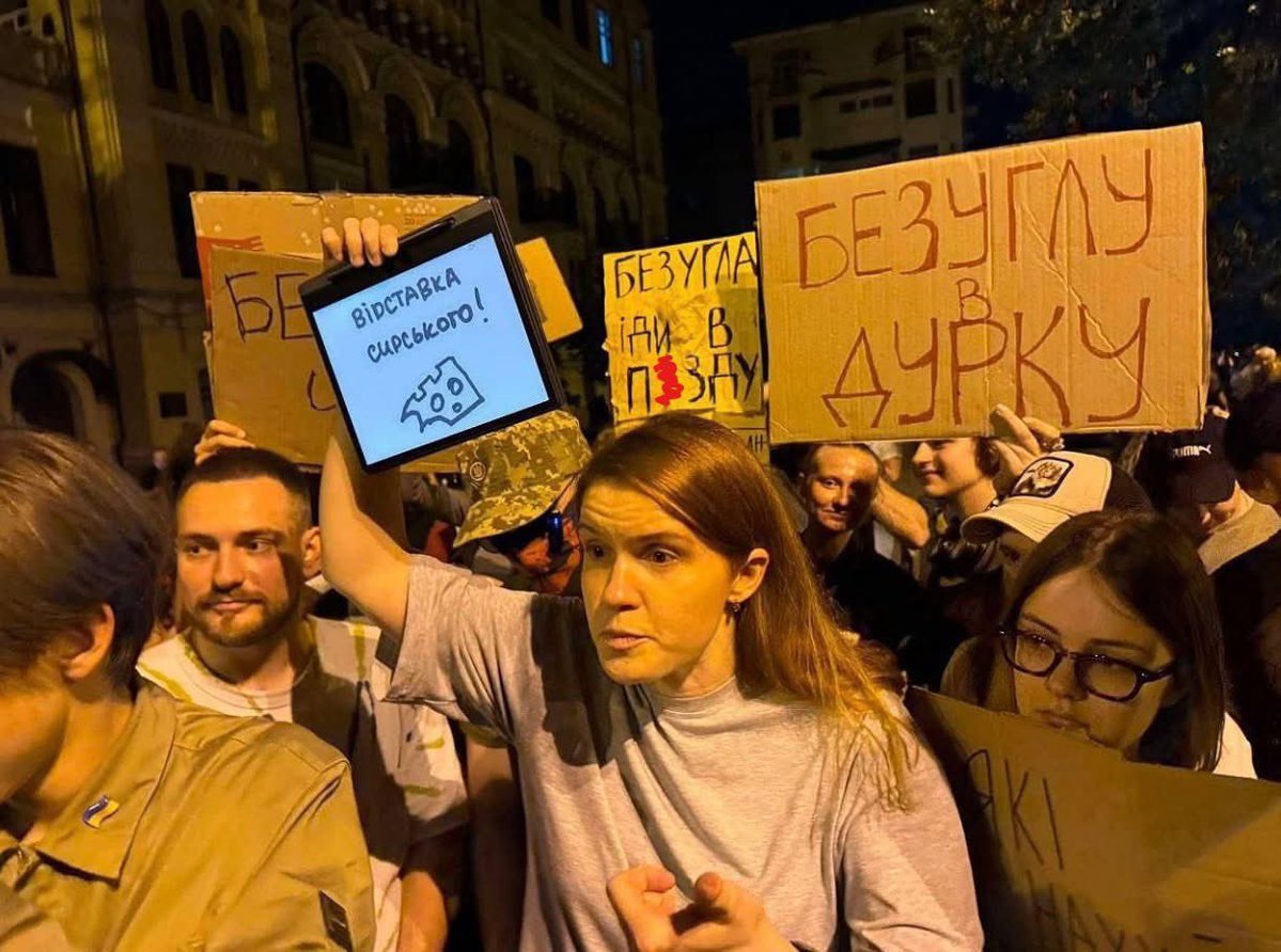wadzimka88's tweet image. Септа Сколера йде за Серсеєю, б’є у дзвін і кричить: «Ганьба, ганьба!». Серсея намагається зберегти гордість… бо ця брудна чернь не може бачити слабкості і сліз королеви.
Вона намагалась запамʼятати кожне обличчя з натовпу, щоб в майбутньому поквитатись