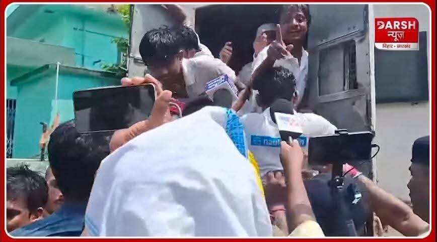 ShayarShahnawaz's tweet image. मुझको रख तो रहे हो सलाख़ों में पर
मेरी आवाज़ को कैसे रोकोगे तुम
~Shahanawaz Darbhangavi
छात्रों के हित के लिए विधानसभा घेराव में क्रांतिकारी साथी नसरूल्लाह को पटना पुलिस ने गिरफ्तार कर लिया है।