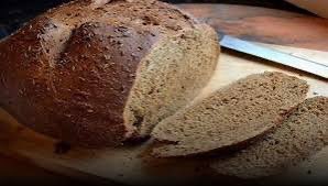 الخبز "الأسمر" في بعض المتاجر مجرّد خبز أبيض مضاف إليه ملونات أو نخالة صناعية.
ولا يُمثل دائمًا مصدرًا حقيقيًا للألياف أو الفوائد الغذائية.
لذا قبل أن تخدعك الألوان… اقرأ المكونات، وابحث عن الخبز الكامل 100% فقط.