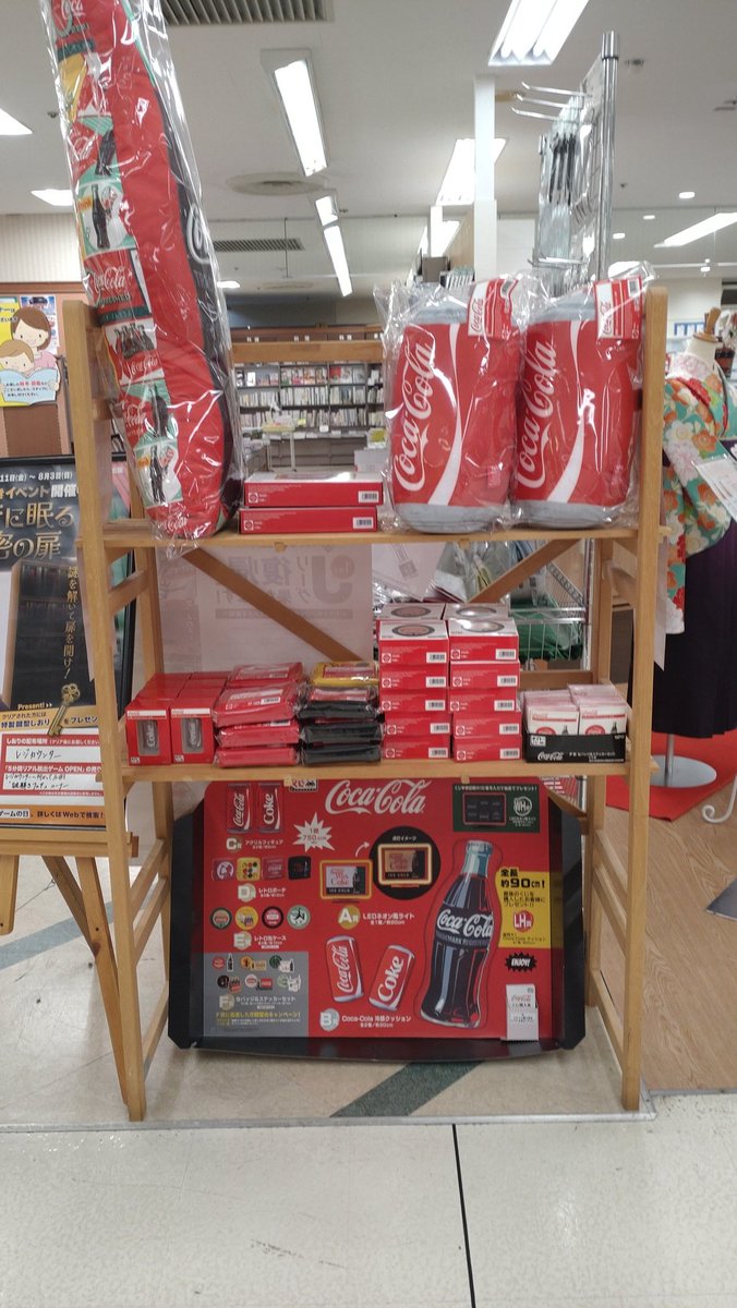 TosandoK's tweet image. タイトーくじ「コカ・コーラ」、本日から発売!🎉
みんな大好きコカ・コーラのグッズが勢揃い!!
夏に嬉しい冷感クッションもあります💕
税込み750円です🙌
#タイトーくじ