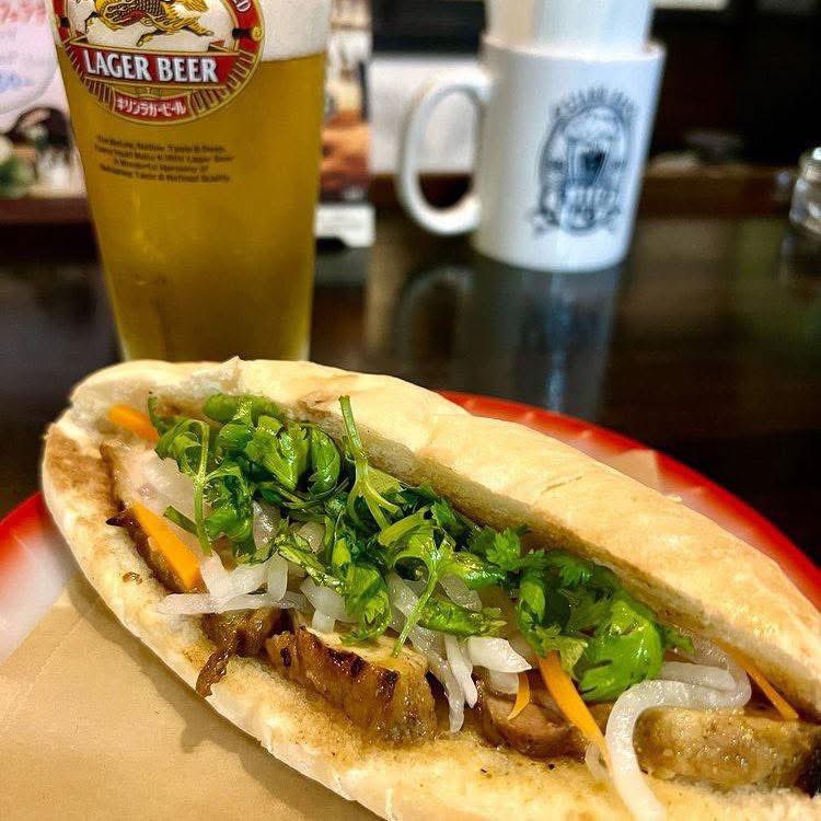 本日、７月2５日（金）
ベトナム風グリルチキン＂バインミー＂
やります！
ナンプラーなどに漬け込んだカレー風味のベトナム風チキンにベトナム醤油ヌクトゥ、サッパリなますとパクチー！
あっつい夏にはバインミー 🇻🇳
キリンラガー生ビールと一緒に🍺
今宵も皆様のお越しお待ちしております♪