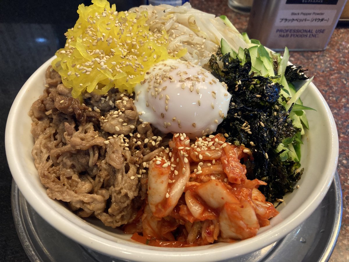 nerenainen's tweet image. 左斜め上24°
自家製麺てる’ZU
焼肉ビビン麺
たくあん
モッリモリできたからもやしをチビチビ片付けてたら
👩🏻🦰まぜないと味しないよ笑
このカウンターで食べるのも最後かぁ
と思うと寂しくなるね