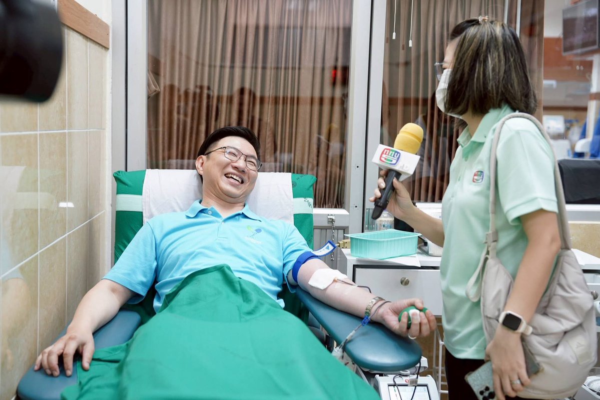 medcmuofficial's tweet image. 🩸“นายนิรัตน์ พงษ์สิทธิถาวร ผู้ว่าราชการจังหวัดเชียงใหม่ เข้าเยี่ยมและให้กำลังใจ กำลังพลทหาร และประชาชน” โดยมีผู้อำนวยการ #โรงพยาบาลมหาราชนครเชียงใหม่ ให้การต้อนรับ
📍อ่านข่าว: cmu.to/ciIp2
#ไทยกัมพูชา #MedCMU #คณะแพทยศาสตร์มหาวิทยาลัยเชียงใหม่ #โรงพยาบาลสวนดอก