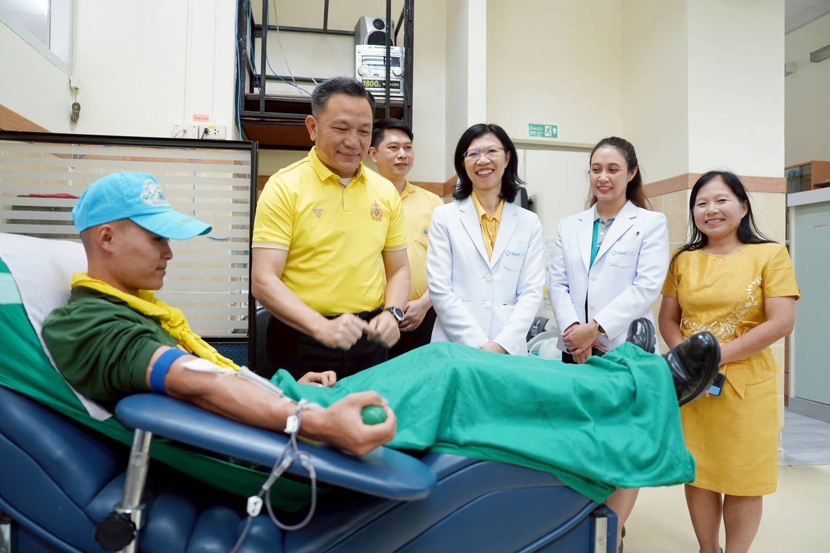 medcmuofficial's tweet image. 🩸“นายนิรัตน์ พงษ์สิทธิถาวร ผู้ว่าราชการจังหวัดเชียงใหม่ เข้าเยี่ยมและให้กำลังใจ กำลังพลทหาร และประชาชน” โดยมีผู้อำนวยการ #โรงพยาบาลมหาราชนครเชียงใหม่ ให้การต้อนรับ
📍อ่านข่าว: cmu.to/ciIp2
#ไทยกัมพูชา #MedCMU #คณะแพทยศาสตร์มหาวิทยาลัยเชียงใหม่ #โรงพยาบาลสวนดอก
