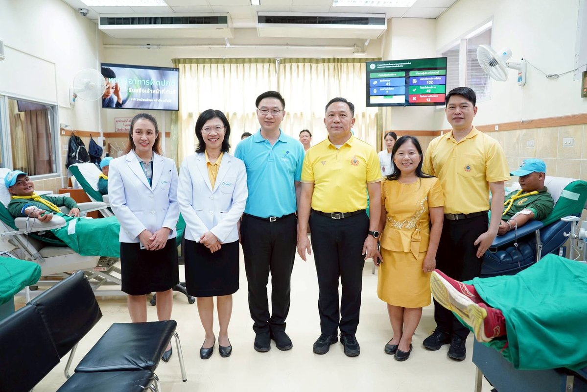 medcmuofficial's tweet image. 🩸“นายนิรัตน์ พงษ์สิทธิถาวร ผู้ว่าราชการจังหวัดเชียงใหม่ เข้าเยี่ยมและให้กำลังใจ กำลังพลทหาร และประชาชน” โดยมีผู้อำนวยการ #โรงพยาบาลมหาราชนครเชียงใหม่ ให้การต้อนรับ
📍อ่านข่าว: cmu.to/ciIp2
#ไทยกัมพูชา #MedCMU #คณะแพทยศาสตร์มหาวิทยาลัยเชียงใหม่ #โรงพยาบาลสวนดอก