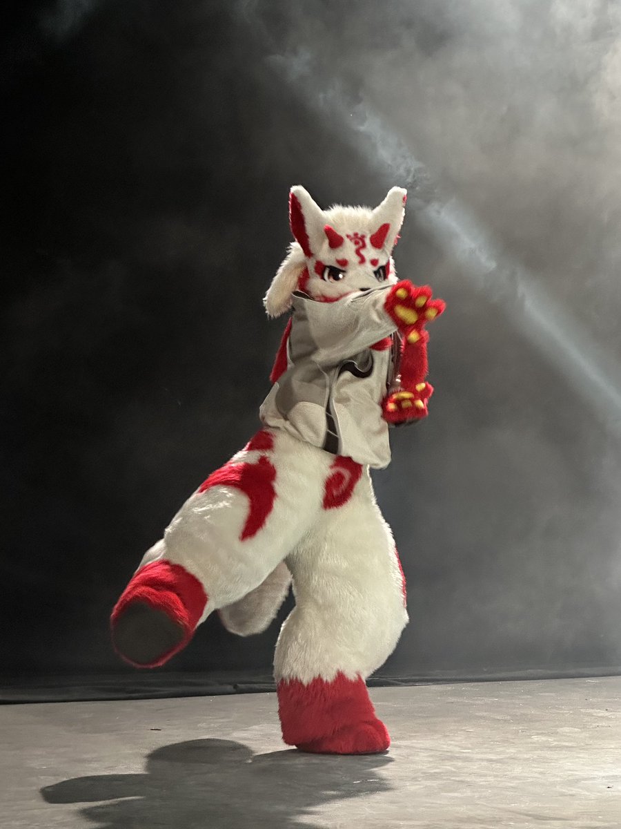 🦊👉🏻💕BiuBiuBiu～
小狐狸向你发射了爱心！
#FursuitFriday