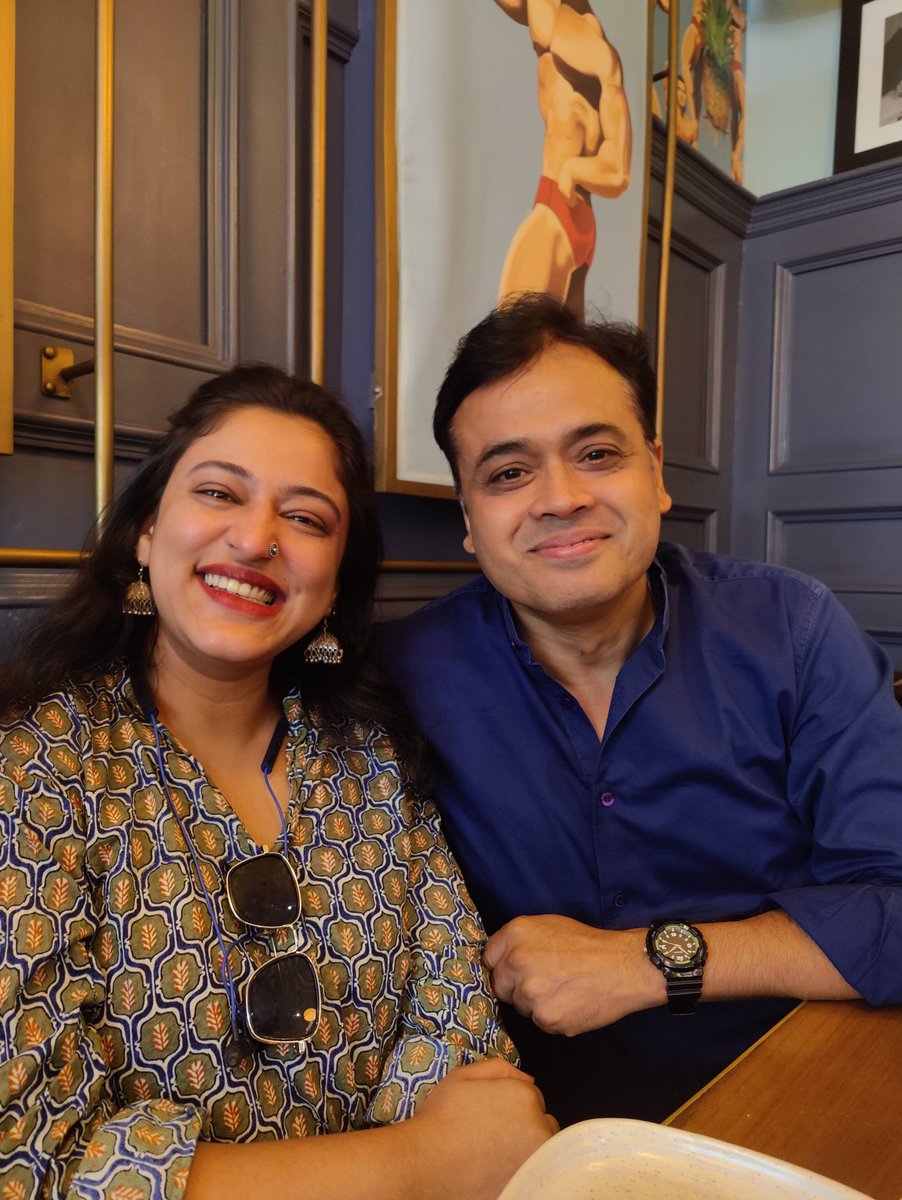 IsmatAraa's tweet image. हवा के रुख बदलते हैं, मगर चराग़ जलते हैं
अंधेरों से डरने वाले मंज़िल नहीं पाते।

Happy picture with the charismatic  @abhisar_sharma