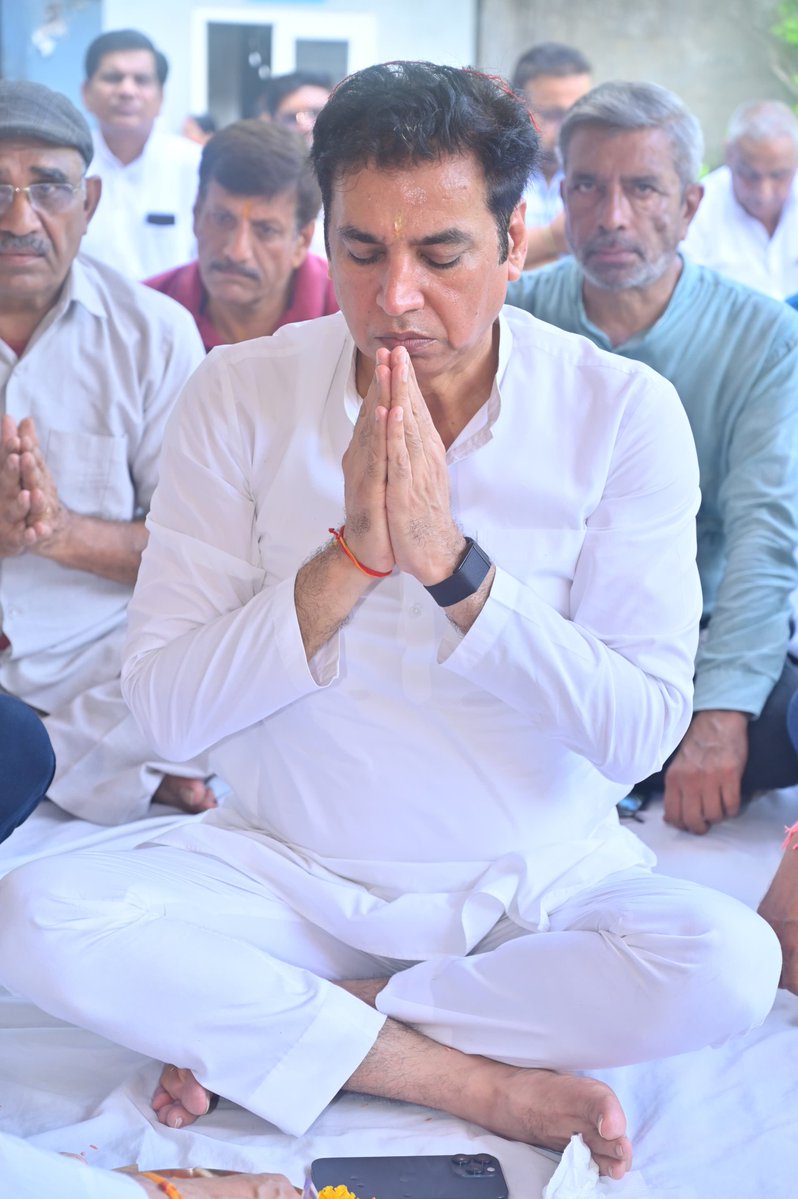 devendrayadvinc's tweet image. आज पूज्य दादी स्व.गंगा देवी जी की पुण्यतिथि पर आयोजित हवन में सम्मिलित होकर उनकी पावन स्मृतियों को नमन किया।
उनके द्वारा सिखाए गए आदर्श और सिद्धांत जीवन पर्यन्त मेरे लिए पथ-प्रदर्शक रहेंगे।