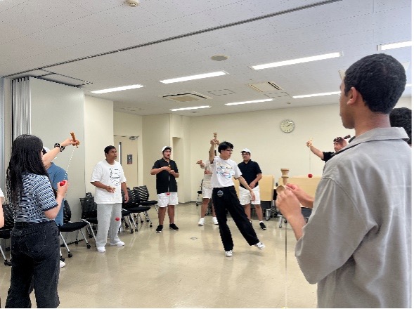 TUFS_PR's tweet image. 【TOPIC】7月22日、カタールよりカタール教育省の高校生派遣プログラムの一環で、高校生13名と引率者4名が来学しました。アラビア語専攻の学生との交流や日本文化体験を通じて、日本文化に親しむひとときを過ごしました。キャンパスツアーも実施しました。
tufs.ac.jp/NEWS/trend/250…