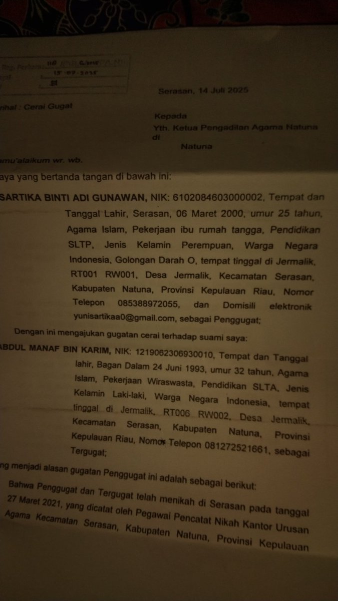 Hari ini tepat setahun mamak meninggal,d an dihari ini dipanggil untuk menjalani sidang perceraian. Hidup memang kebetulan seperti ini atau ada jalan lain dari sang pencipta.
