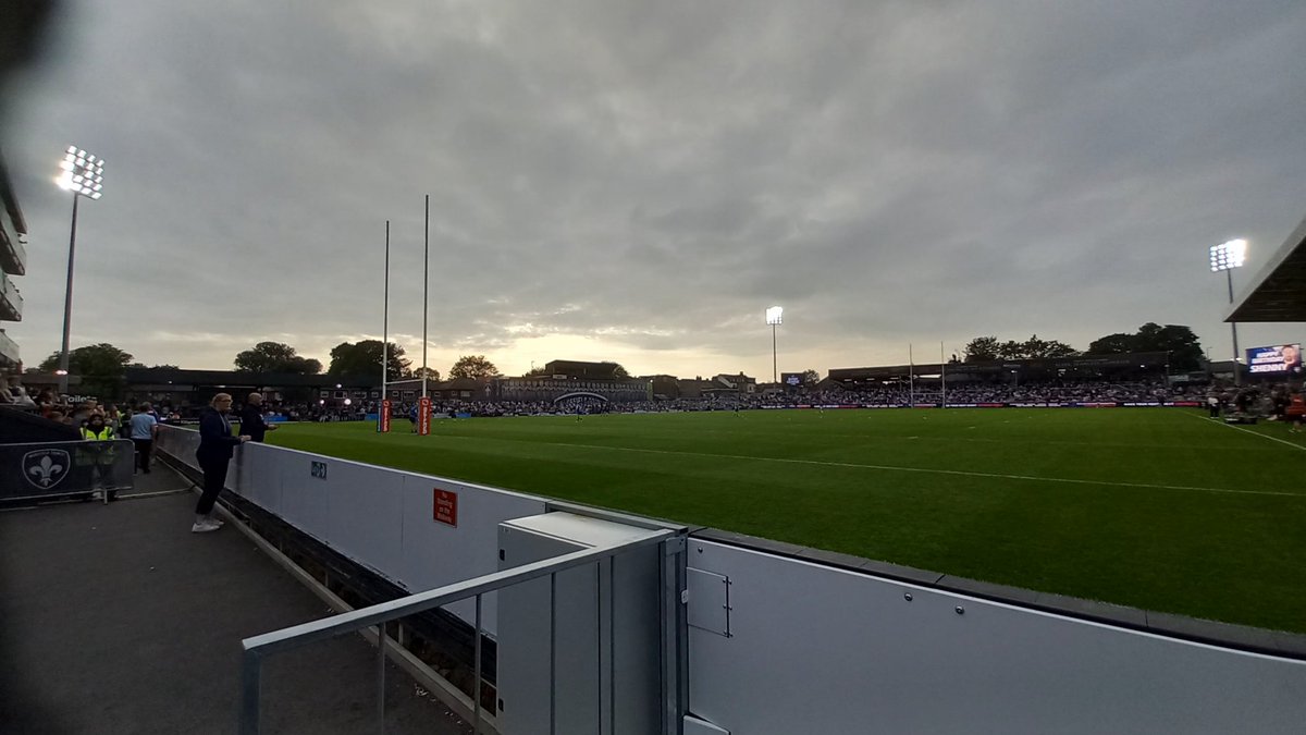 JasonAtack1's tweet image. Good morning Floodlighteers on #FloodlightFriday. Todays offering courtesy of @WTrinityRL from last nights humdinger with @leedsrhinos . Have a top weekend everyone, whatever you're doing. 👍🏉💥🤍❤️💙 💙💛