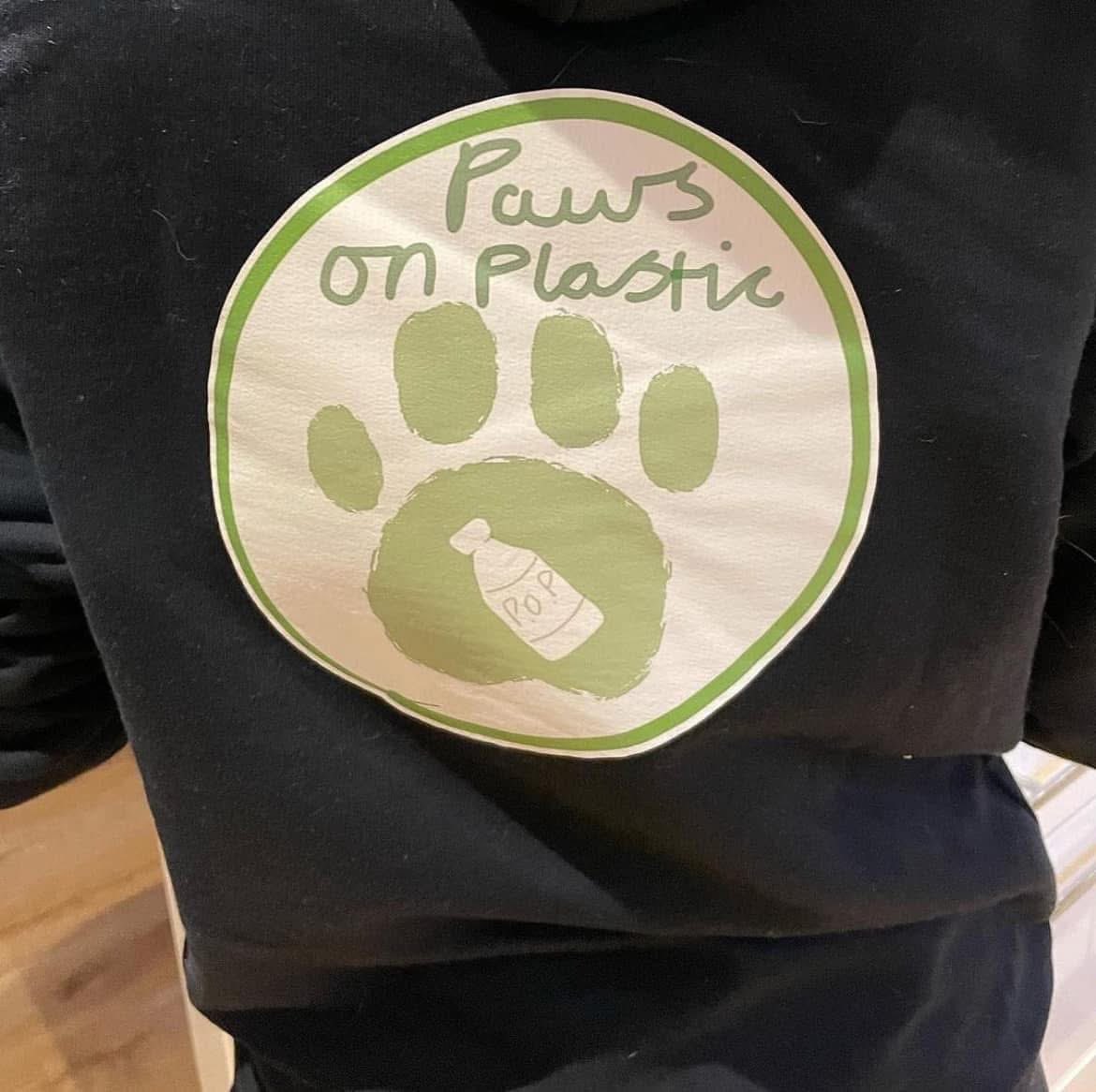 pawsonplastic's tweet image. Wear it loud &amp;amp; proud, spreading the word of #PawsOnPlastic

Clink the link to see the full range of PoP merch on our website- hats, sweatshirts,car stickers etc  pawsonplastic.org.uk

A fab way to spread our message &amp;amp; encourage more to make a difference in YOUR community😉
