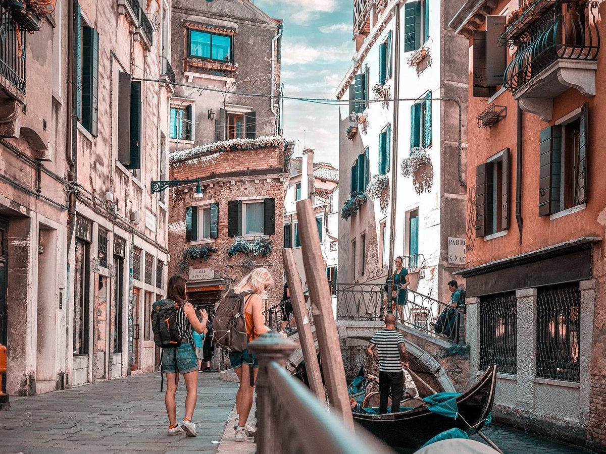 «Bisogna sempre partire subito, quando si vuol andar via. Se si ritarda, si resta» (Matilde Serao).  Buongiorno, amici!

#25luglio